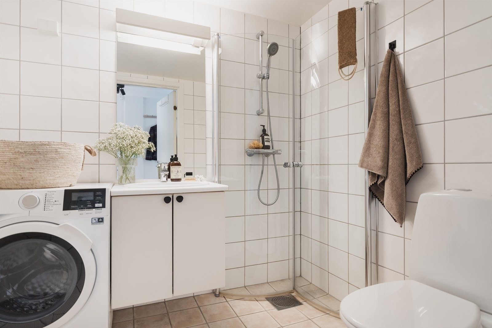 Lekkert baderom med opplegg for vaskemaskin Galleribilde