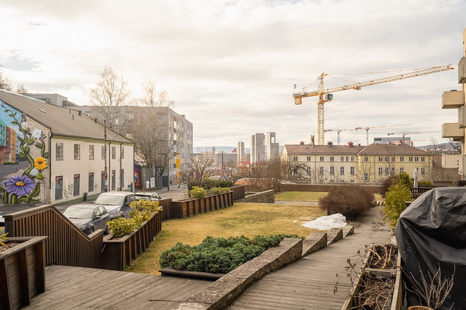 Borettslaget har fine utearealer med grøntarealer Galleribilde