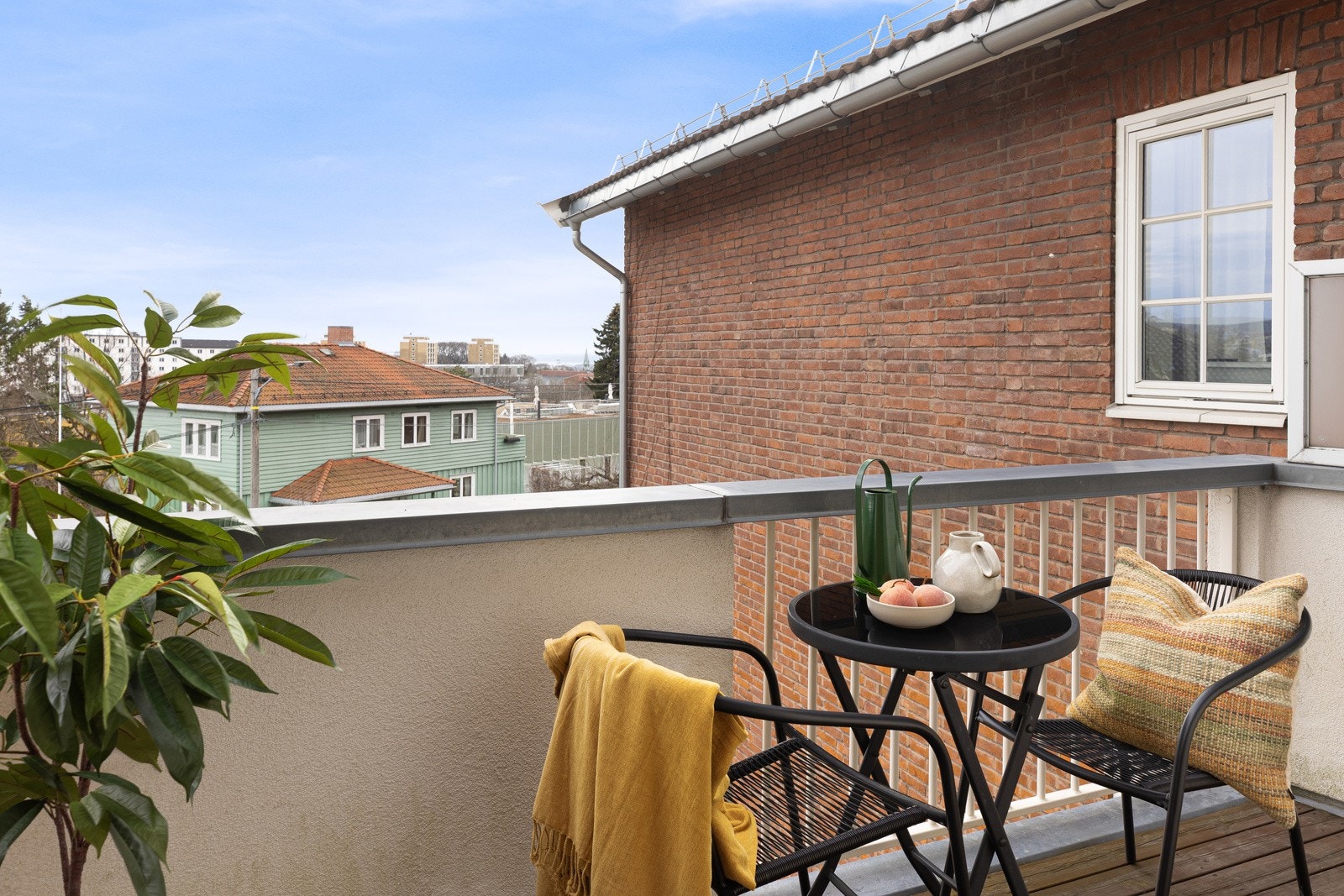 Her er det god plass til utemøblement og man kan nyte lange sommerdager og -kvelder. Galleribilde