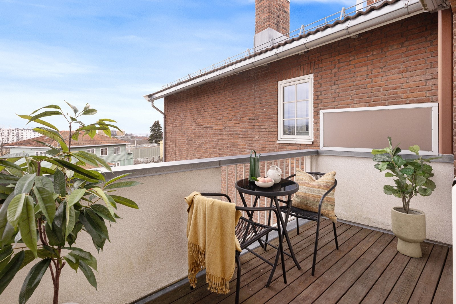 Fra stuen har du utgang til en romslig balkong på ca. 7 kvm, som gir et perfekt sted for morgenkaffen eller et avslappende måltid. Galleribilde