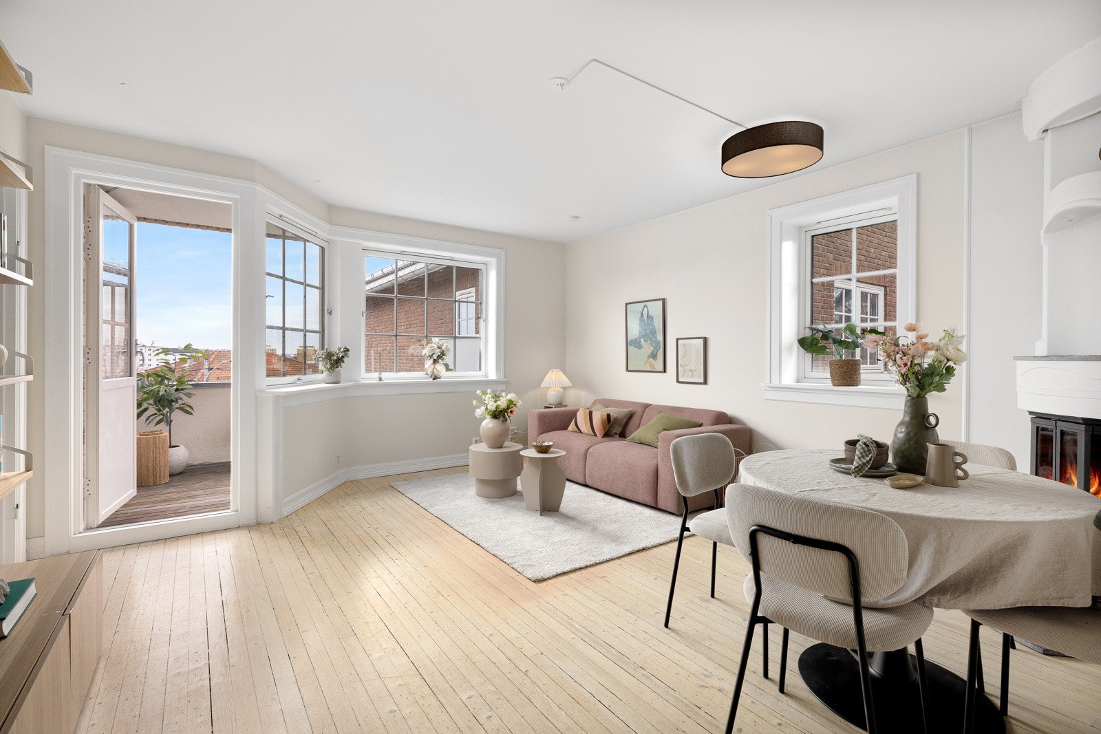 Stuen er lys og luftig med flere vindusflater som slipper inn rikelig med naturlig lys. Galleribilde