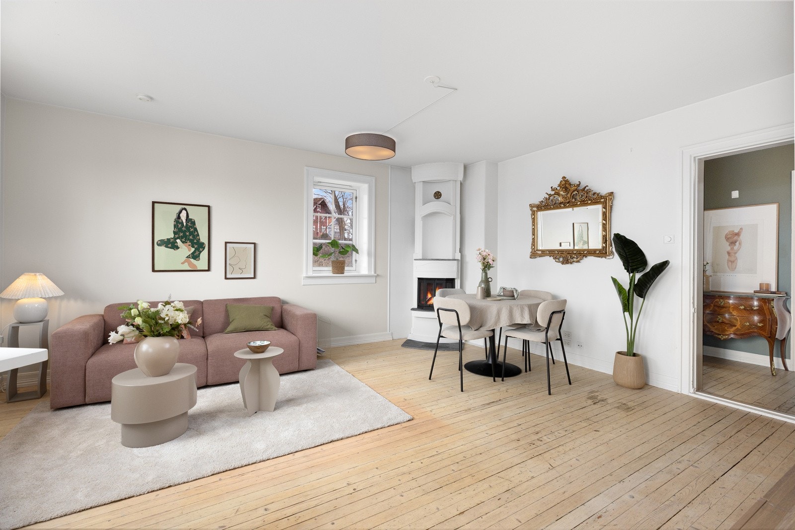 Det er god plass til en sofagruppe, spisebord og øvrig møblement. Galleribilde