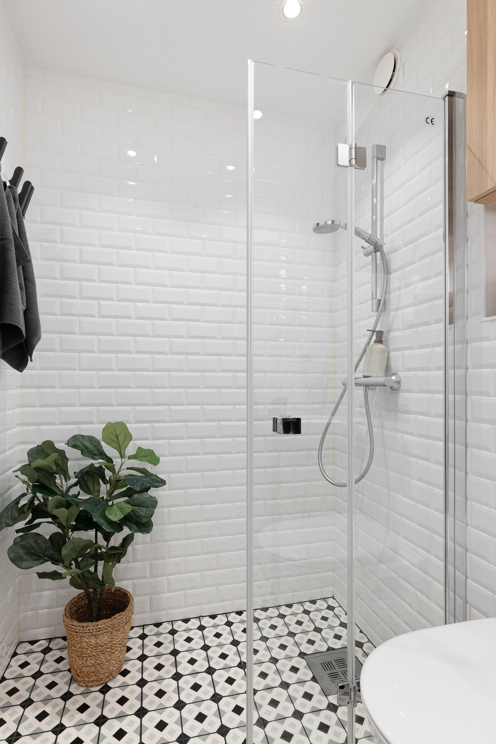 Dusjen, med dør fra 2024 i herdet glass, har god plass og et stilrent design. Galleribilde