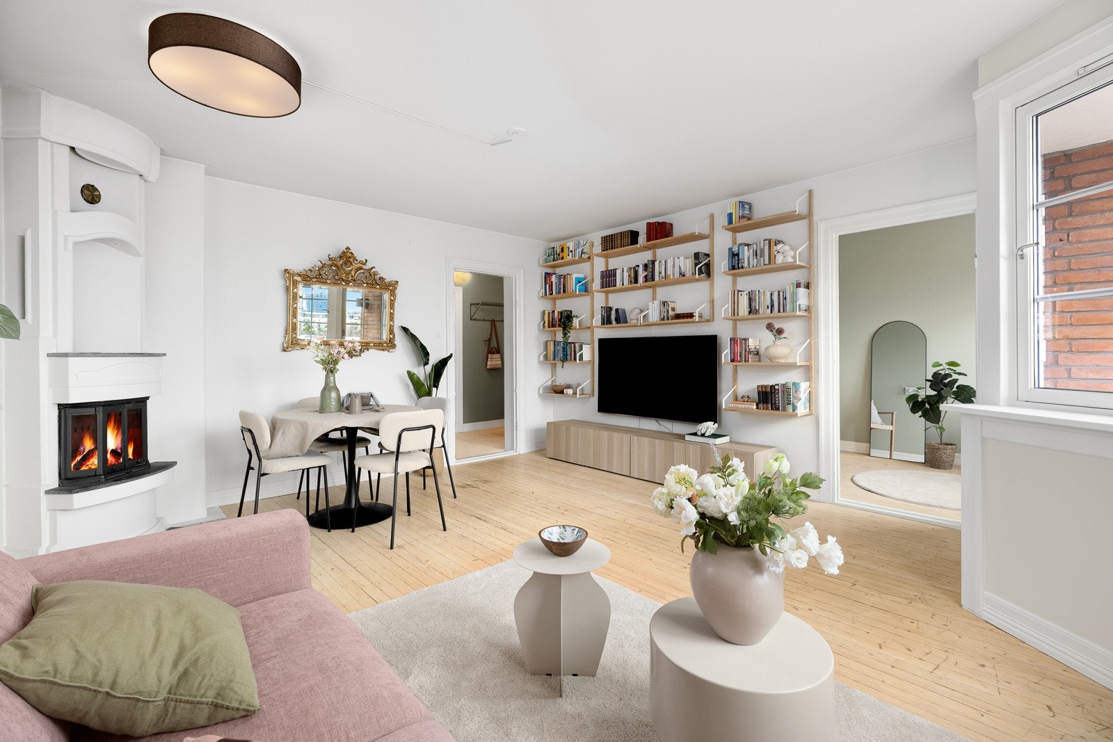 Stuen har god takhøyde på ca. 2,53 meter som skaper en luftig atmosfære. Galleribilde