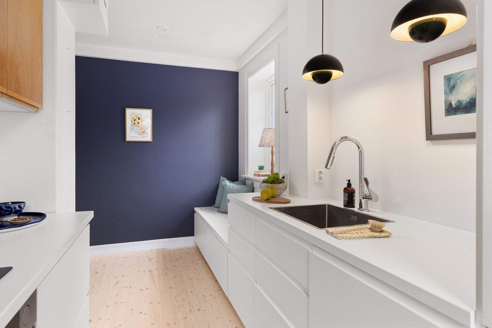 En koselig sitteplass under vinduet gir ekstra komfort og er perfekt for både frokost og sosialt samvær. Galleribilde