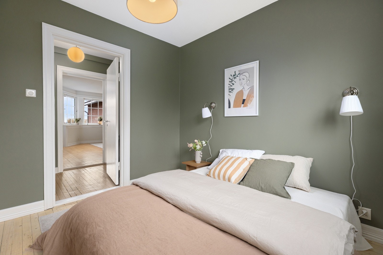 Begge rommene har moderne fargevalg på veggene. Galleribilde