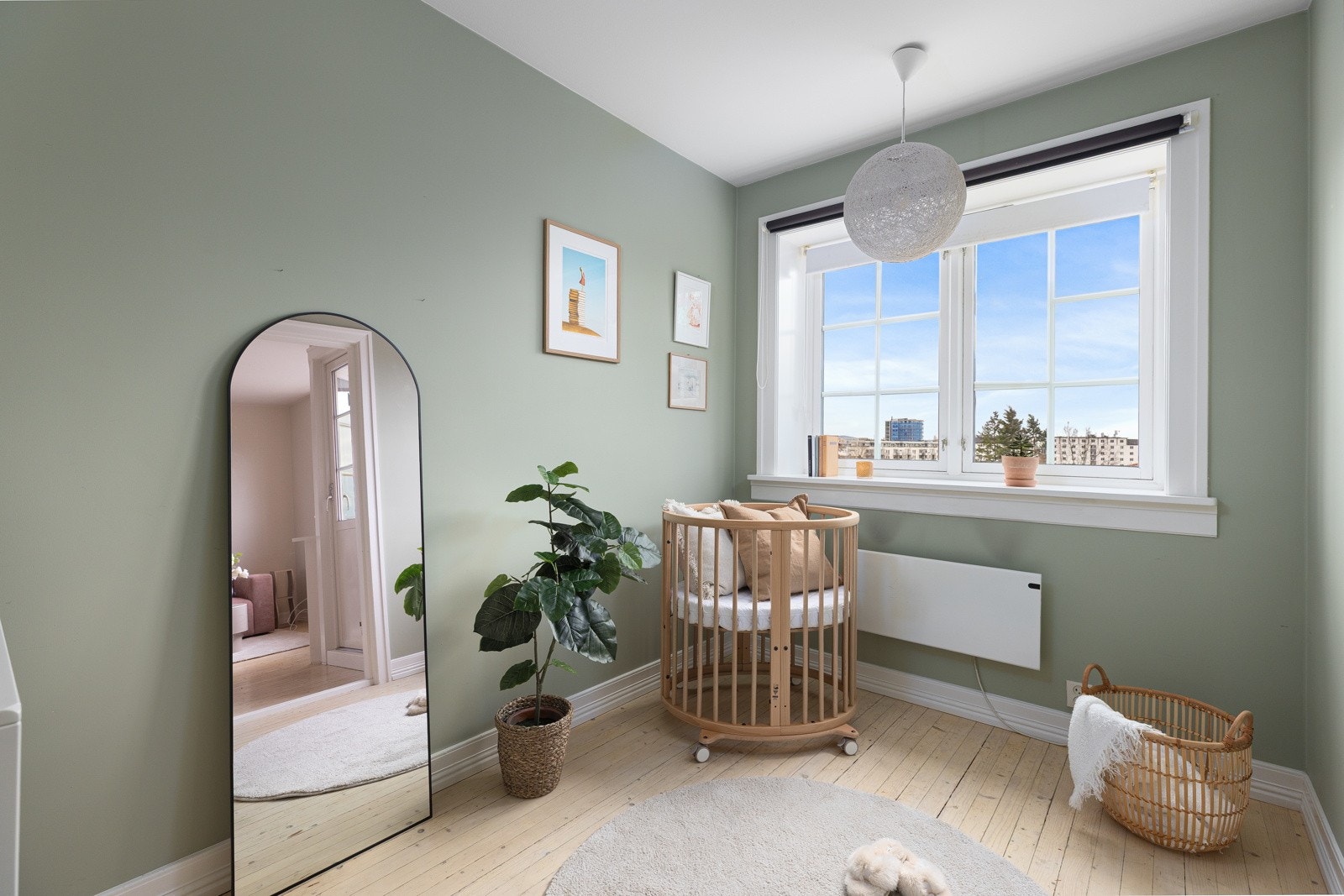 Det andre soverommet er perfekt som barnerom, kontor eller gjesterom, og har plass til både seng, skrivebord og øvrig møblement. Galleribilde