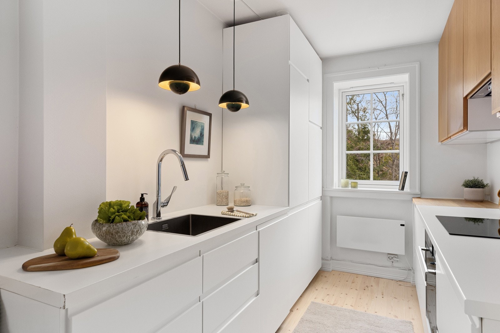 Det separate kjøkkenet ble oppgradert i 2017 med stilrene innredninger fra Ikea. Her finner du glatte fronter, belysning under overskap og en praktisk benkeplate i laminat med nedfelt kum i rustfritt stål. Galleribilde