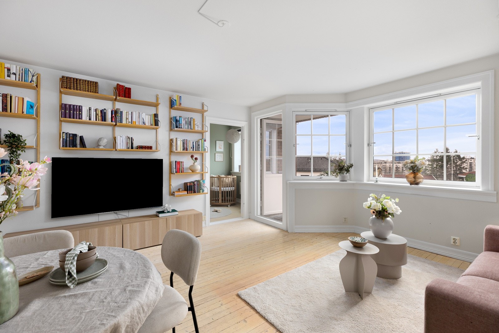 Her finner du et vakkert heltre-gulv og lysmalte overflater. Galleribilde