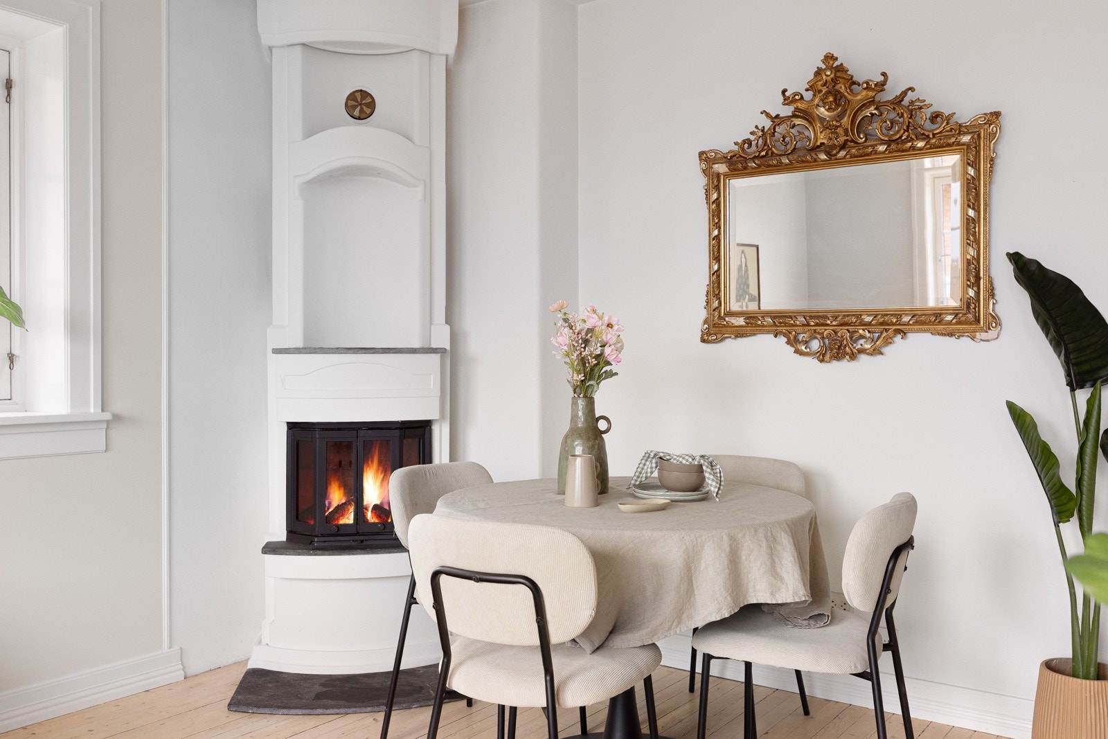 Videre er det et stilrent plassbygget elementpeis med glassdør som tilfører både varme og stemning til rommet. Galleribilde