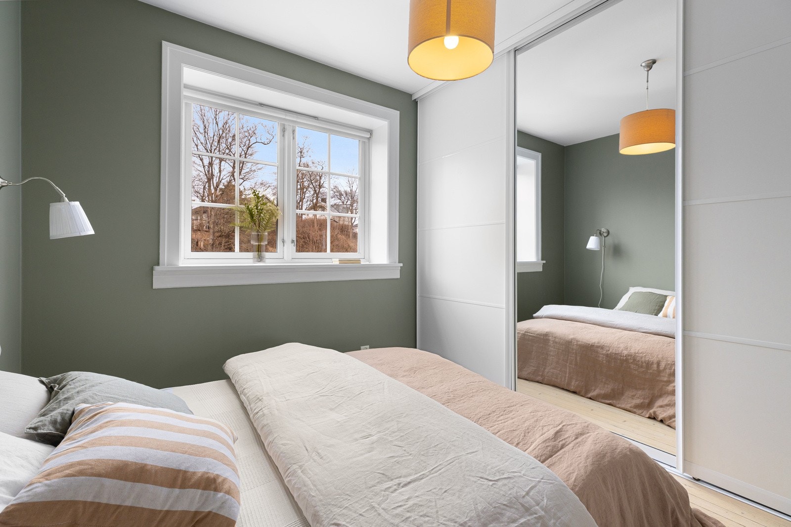 Hovedsoverommet har plass til dobbeltseng, nattbord og en romslig skyvedørsgarderobe for effektiv oppbevaring. Galleribilde