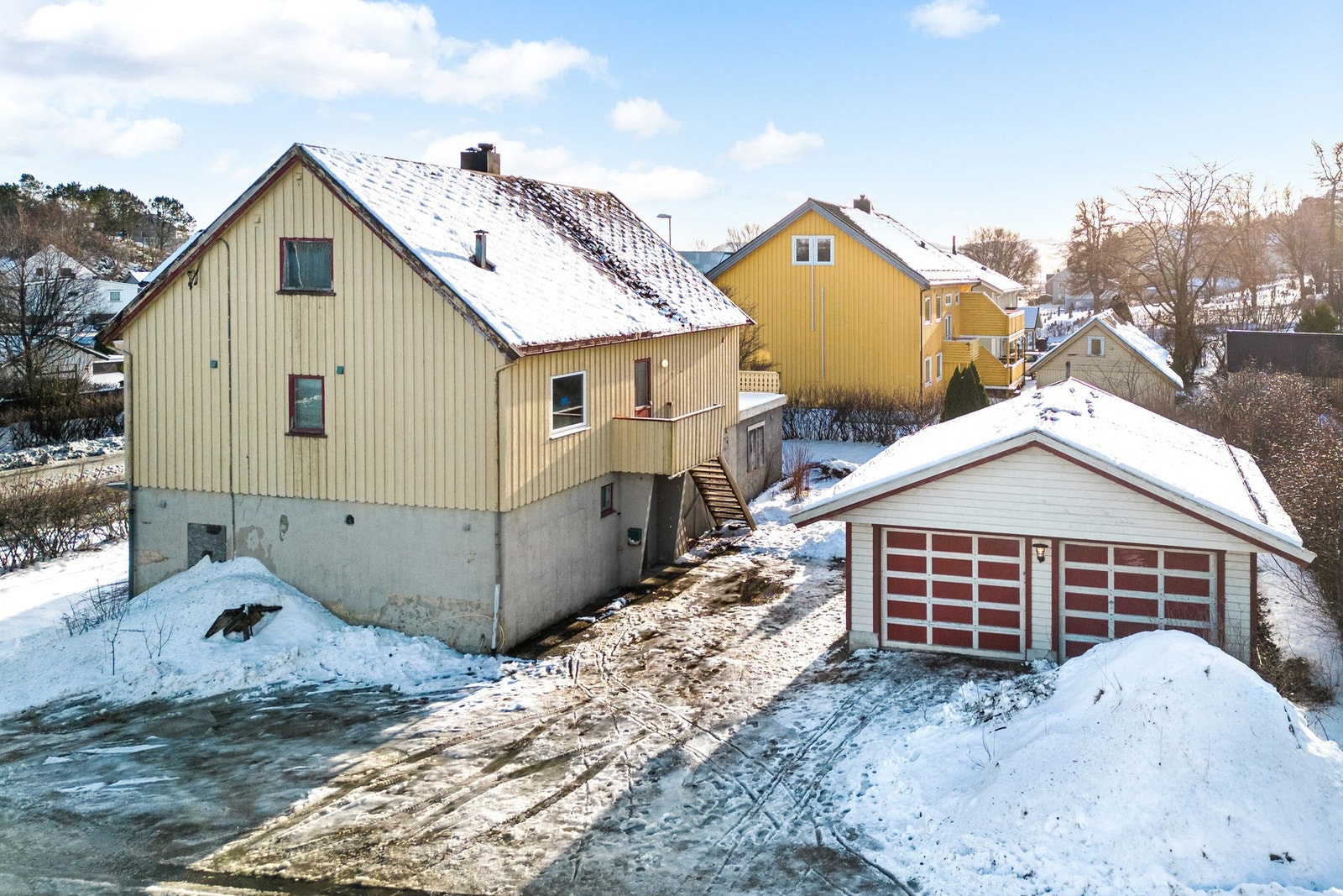 I tillegg til en dobbel garasje er det plass til å parkere bilen på gårdsplassen. Galleribilde