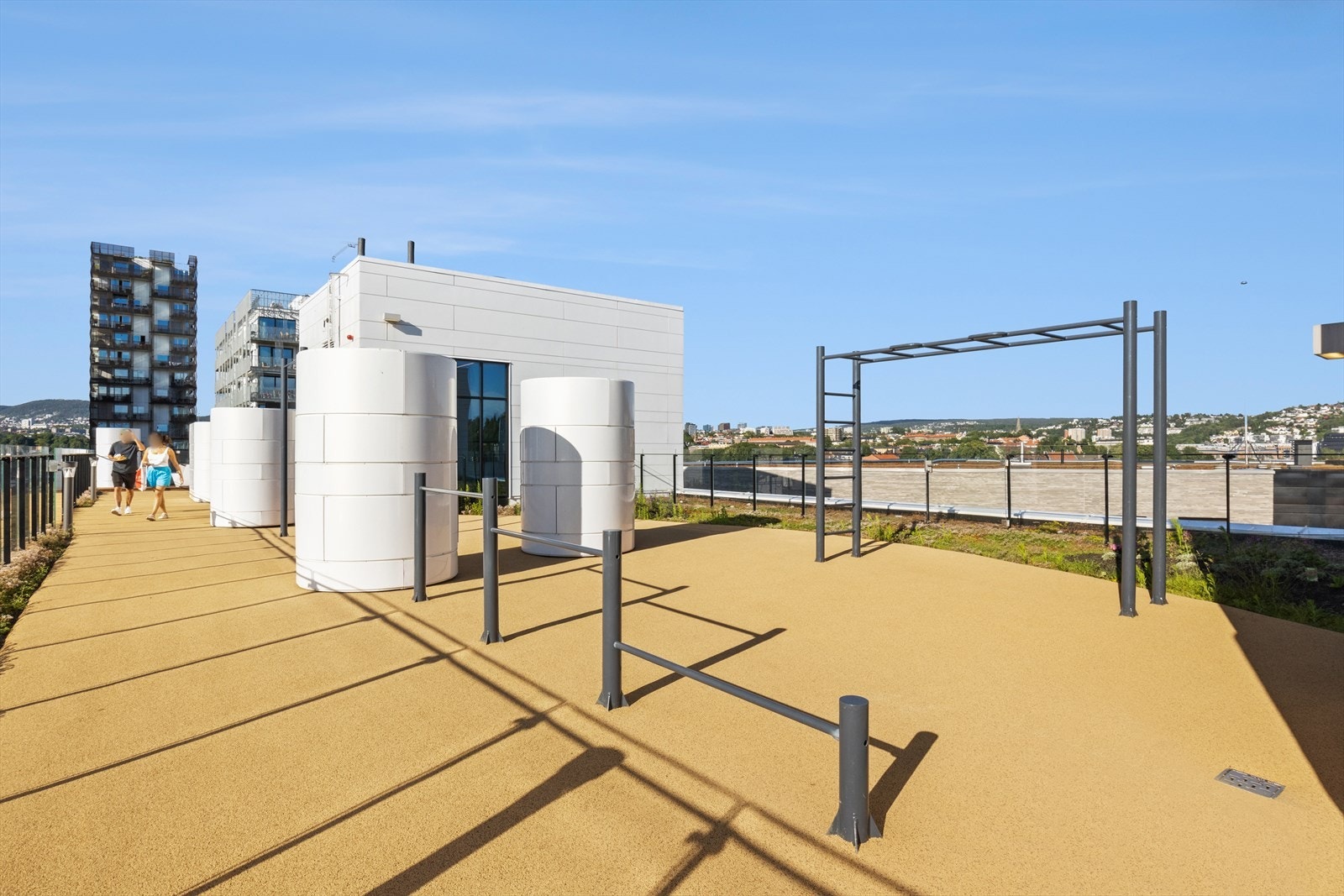 Terrassen er utstyrt med flere treningsapparater og stativer Galleribilde