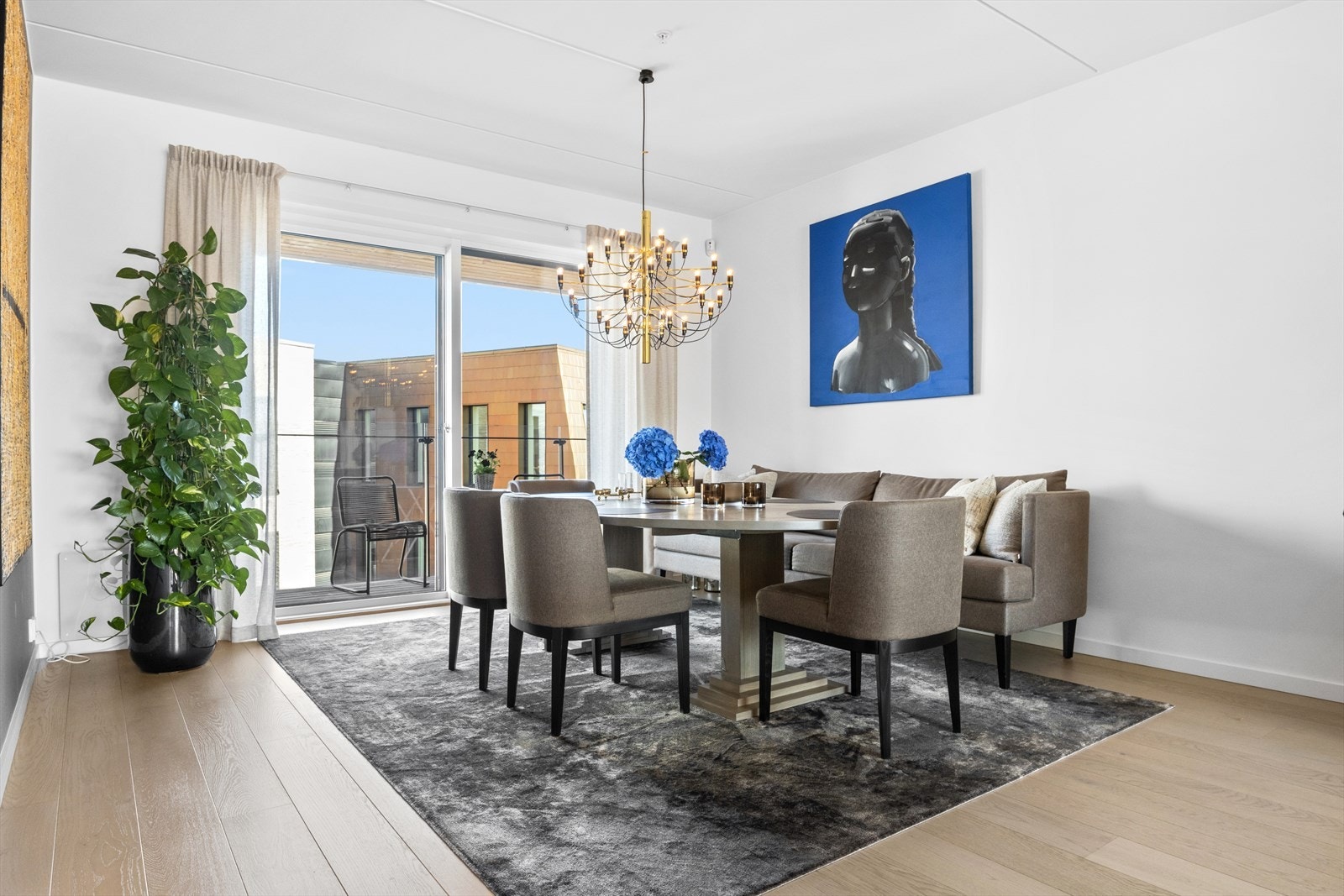 Nydelig spisestue med god plass til stort spisebord og mange gjester. Perfekt ved sosiale sammenkomster Galleribilde