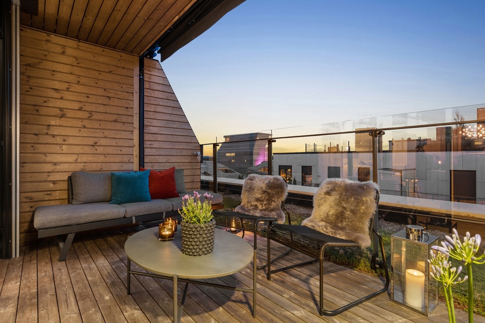 Her kan man nyte late sommerkvelder i godt selskap. En fin forlengelse av stuen om sommeren Galleribilde