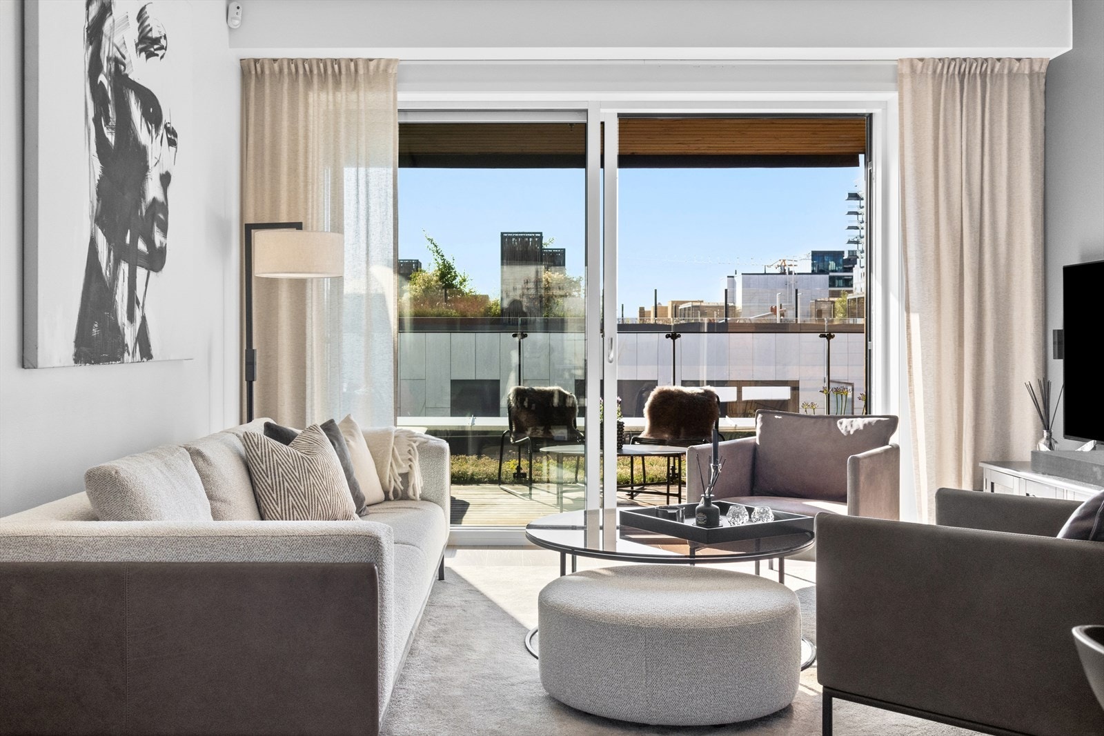 Flotte skyvedører i glass mot privat, usjenert terrasse Galleribilde