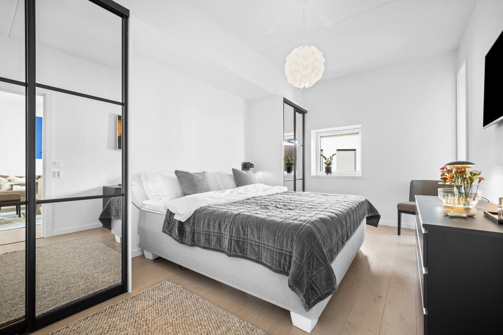 Romslig hovedsoverom mot bakgård med god plass til dobbeltseng, nattbord m.m. Galleribilde