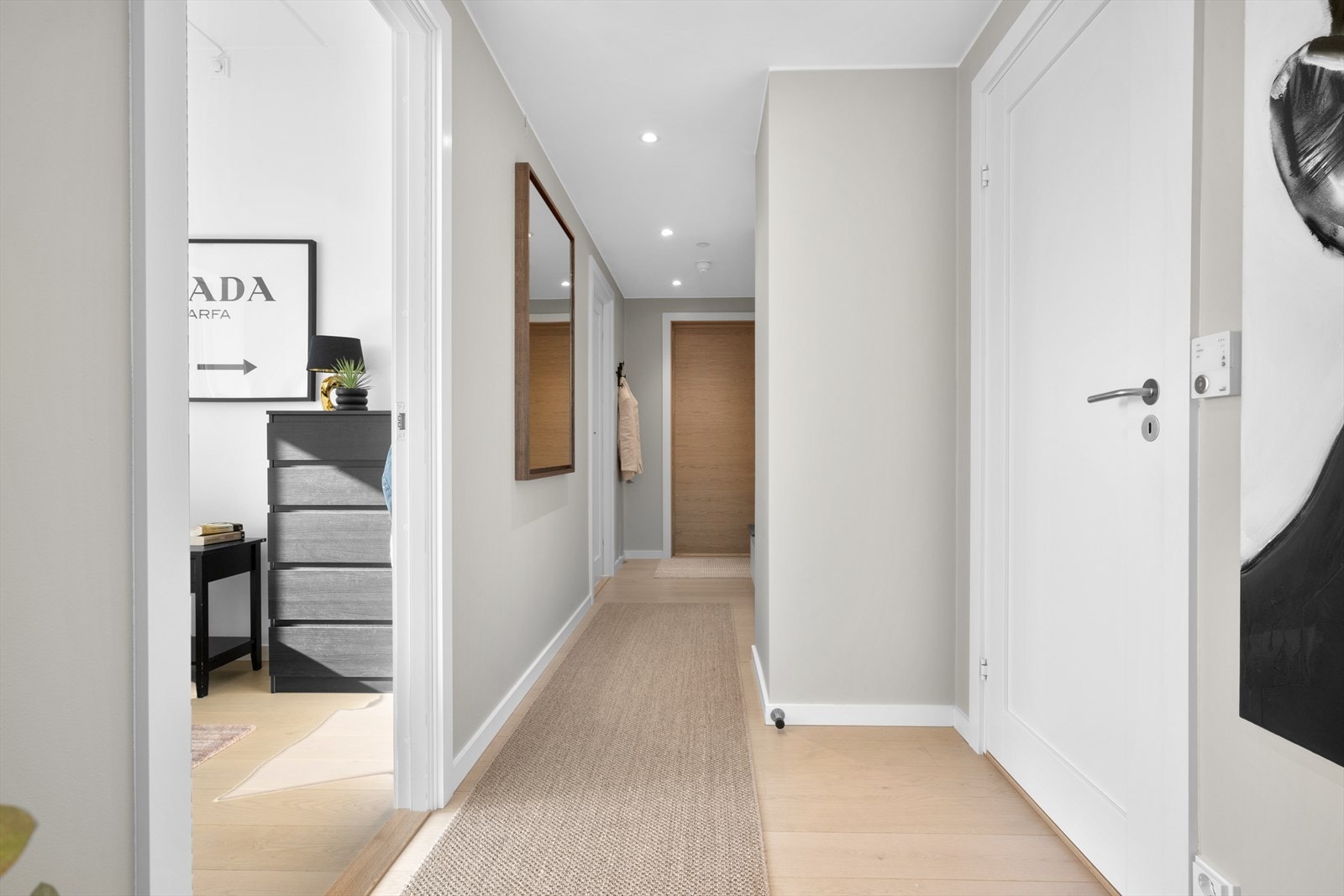 Romslig entré/gang med god plass til å henge fra seg Galleribilde