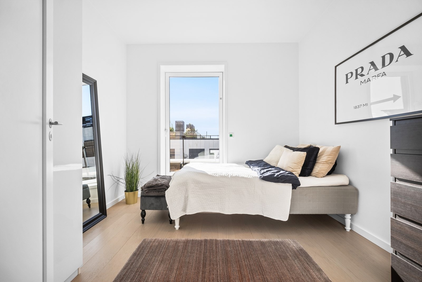 Soverom 2. Romslige soverom med god plass til seng, skap, nattbord, kontorpult m.m. Galleribilde