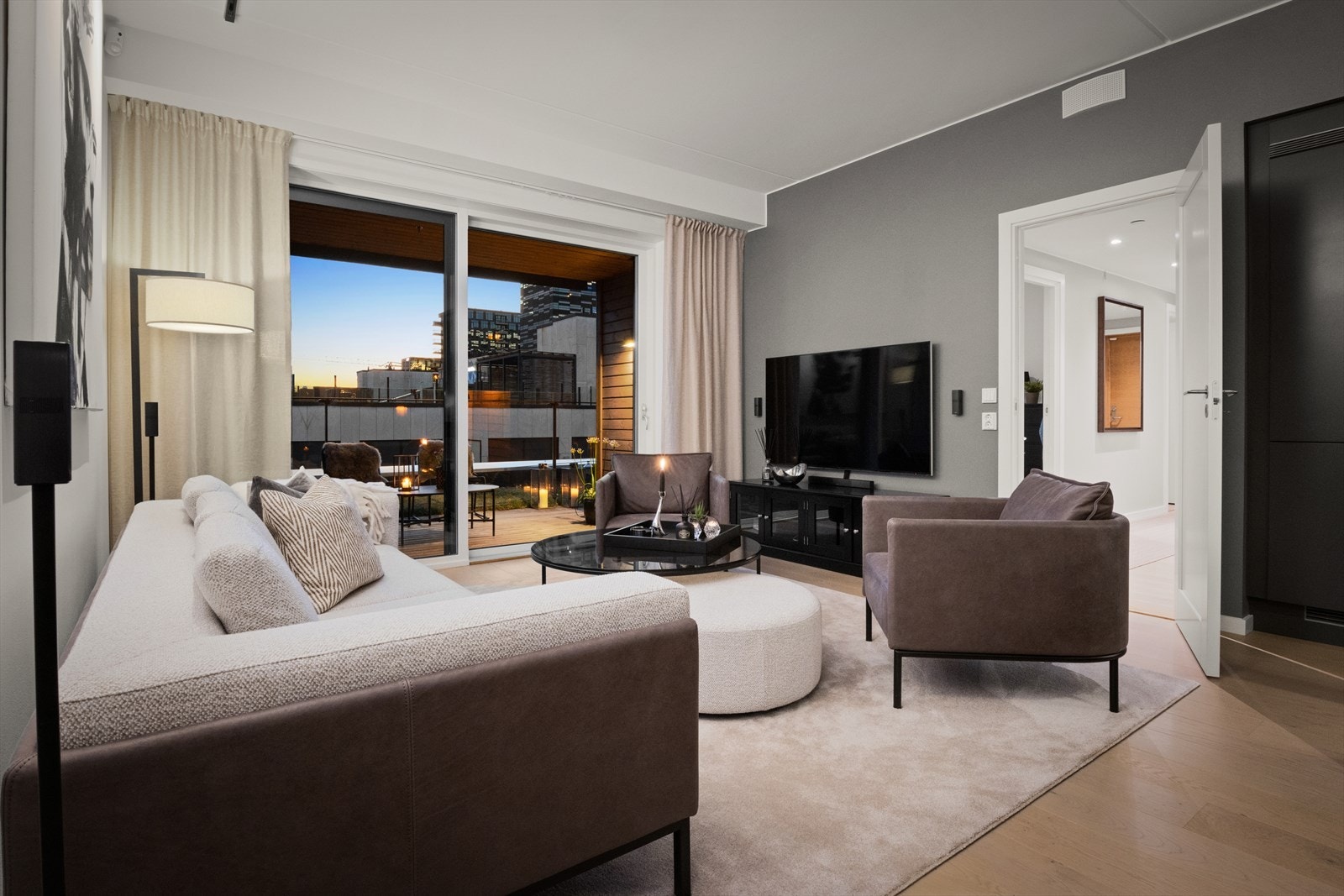 Leiligheten har 3 gode soverom hvorav hovedsoverom og øvrige i hver sin ende av leiligheten Galleribilde