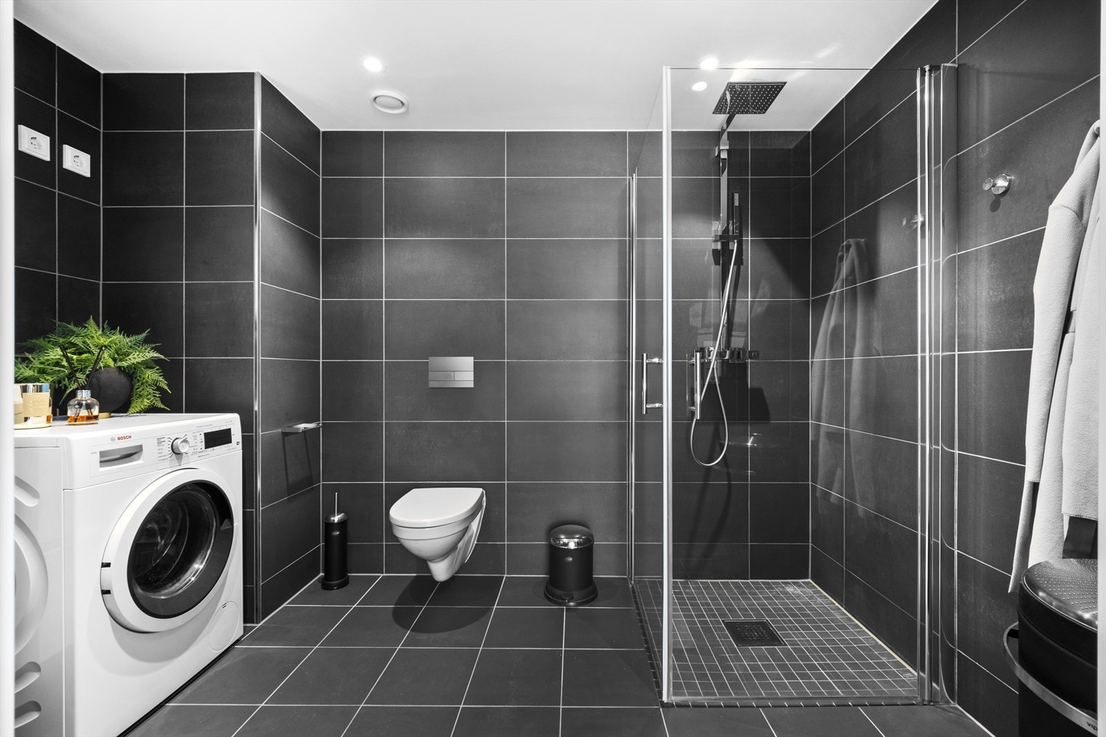 Flott og romslig hovedbad med gulvvarme og downlights. Stor dusj med regnfallsdusj og hånddusj. Opplegg vaskemaskin og tørketrommel Galleribilde