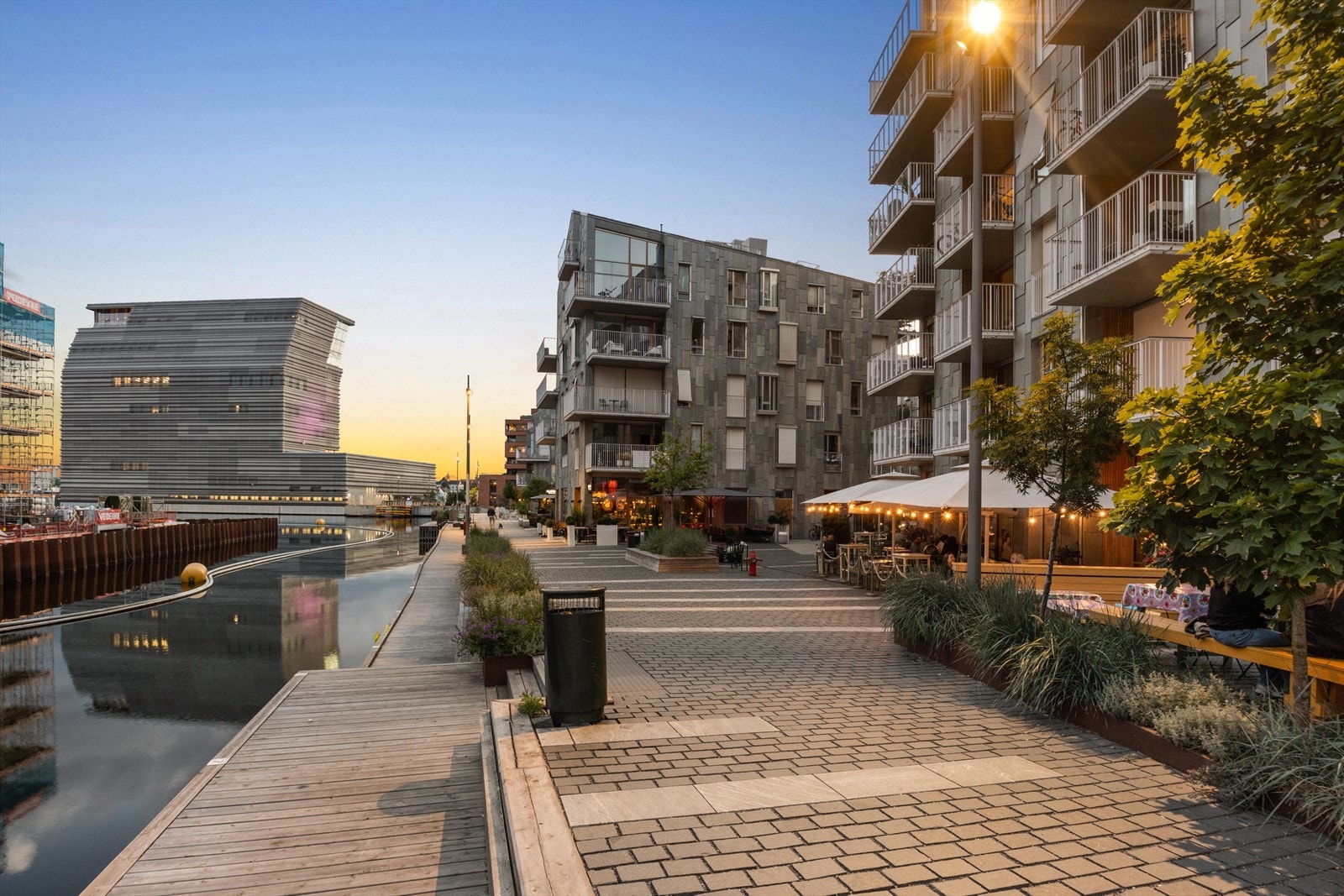 Hyggelig nærmiljø med flott arkitektur, hyggelige uteserveringer, badebrygger m.m. Galleribilde