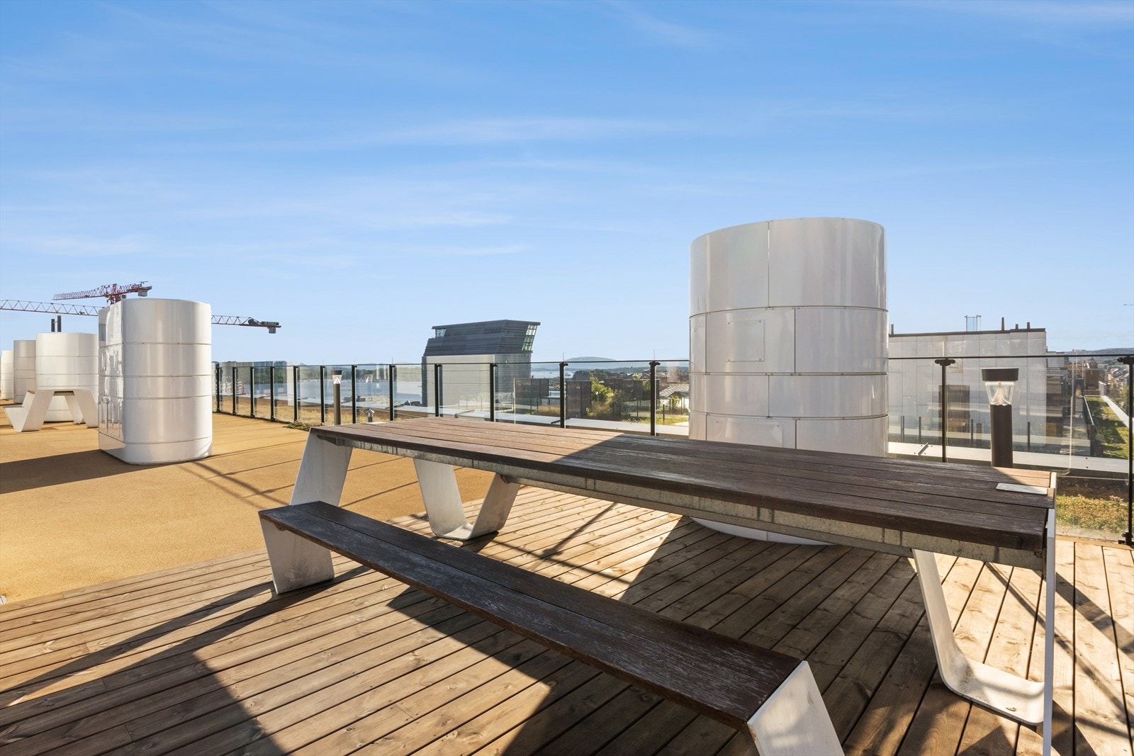 Flott felles takterrasse kun 1 trapp opp eller heis. Terrassen er nylig renovert med nytt dekke og har flere sittebenker, beplantning m.m. Galleribilde
