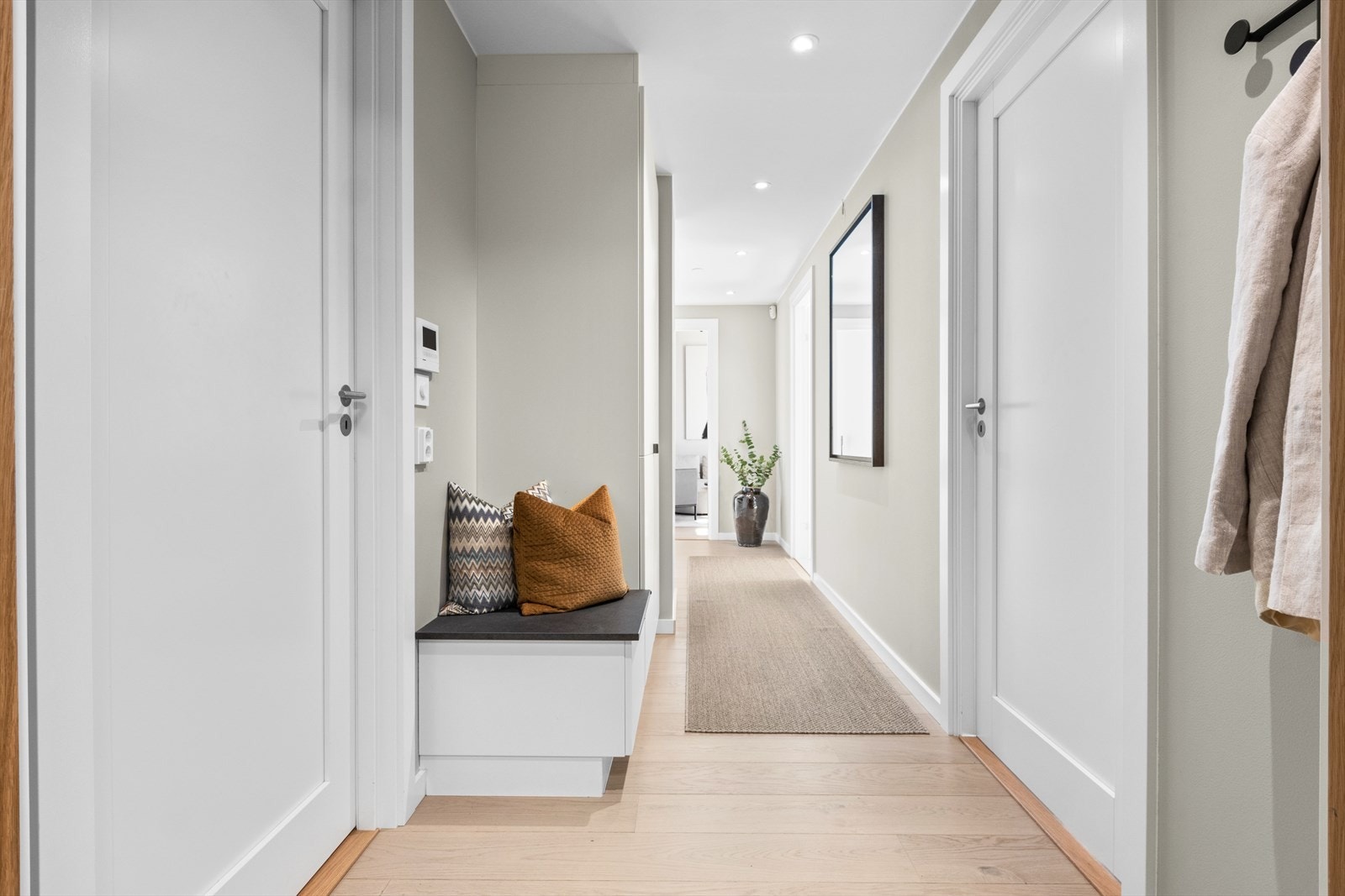 Adkomst til hovedbad, bod/teknisk rom, stue og 2 soverom. Downlights i himling Galleribilde