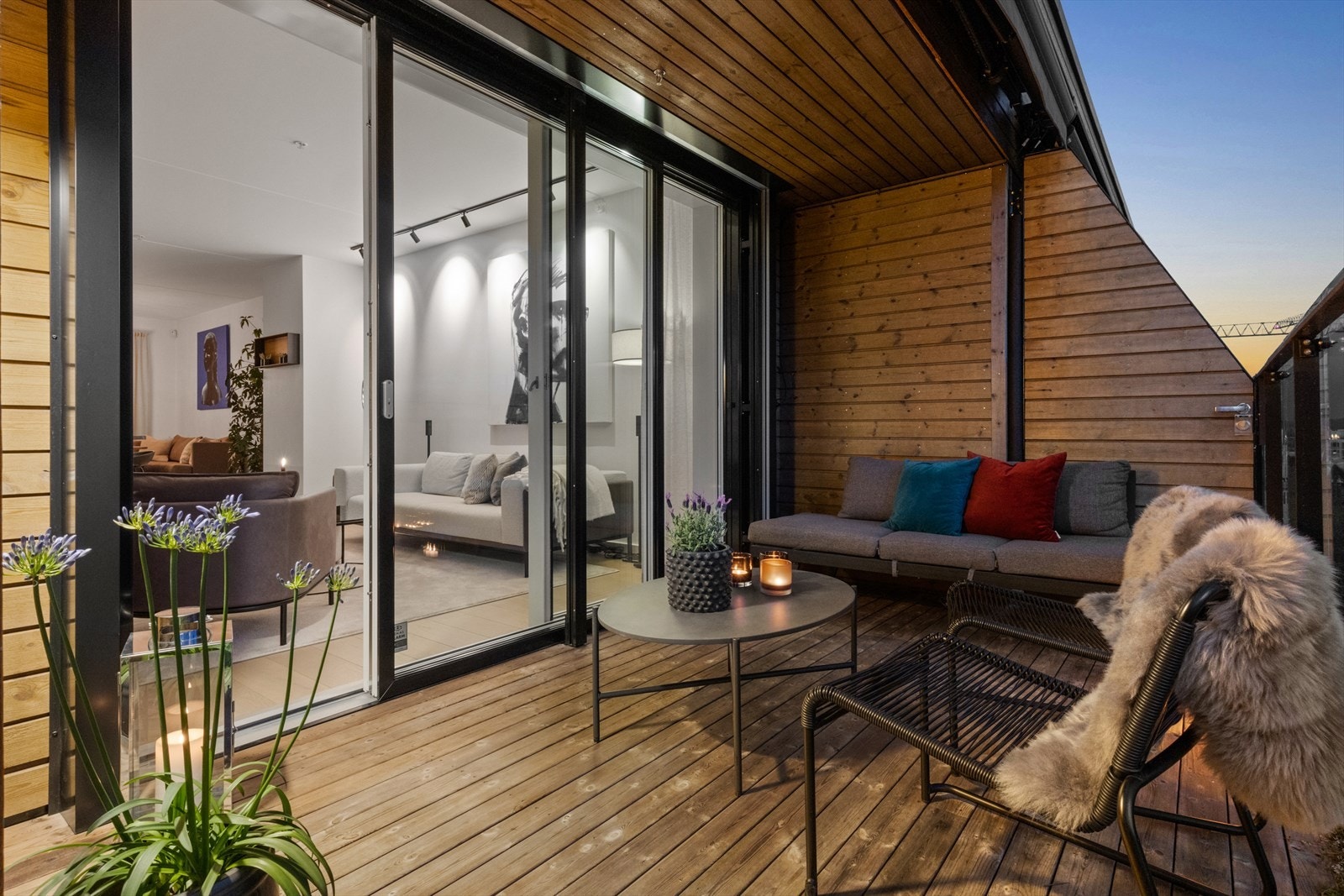 Flott overbygget takterrasse på hele 16 kvm med fjordutsikt, elektrisk markise, stikkontakter og utebelysning Galleribilde