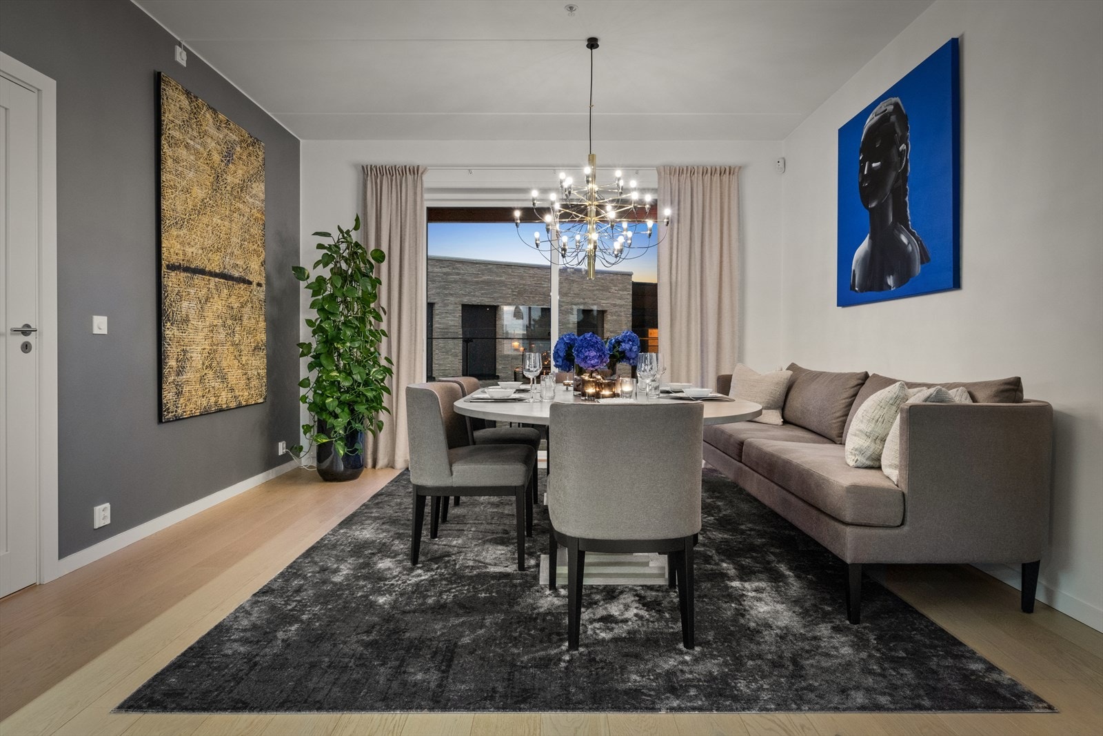 God plass til stort spisebord og mange gjester. Perfekt ved sosiale sammenkomster. Skyvedør ut til balkong med morgen- og ettermiddagssol Galleribilde