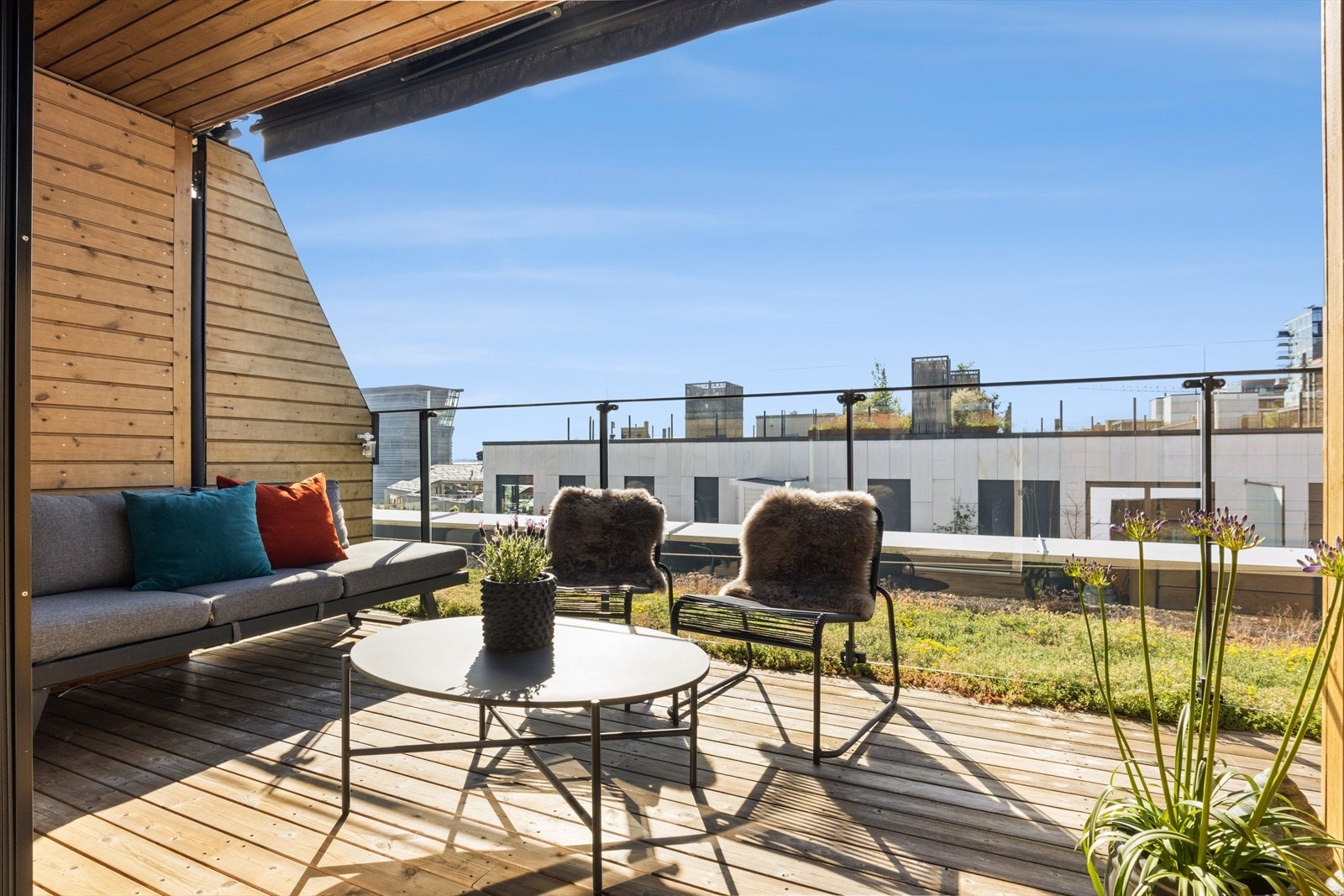 Herlig takterrasse på 16 kvm med god plass til utemøblement, grill, beplantning m.m. Galleribilde