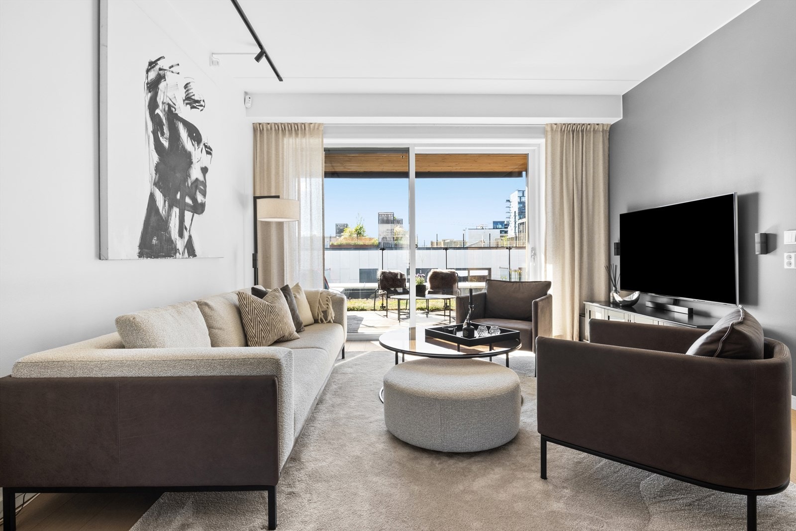 Nydelig stue med gode innredingsmuligheter. Flott utsikt mot Barcode Galleribilde