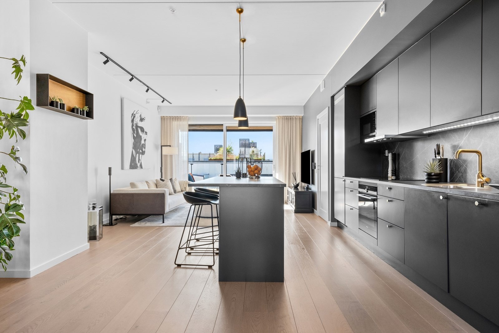 Delikat og innbydende kjøkkeninnredning fra Sigdal med fullintegrerte hvitevarer. Bred og åpen stue Galleribilde