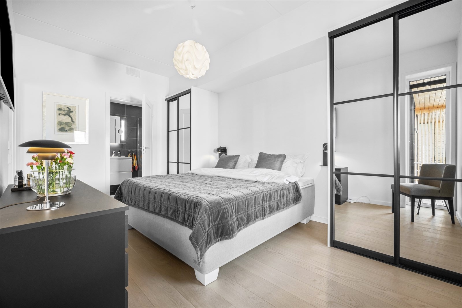 Fine skyvedørsgarderober med speilfront. Adkomst til bad ensuite Galleribilde