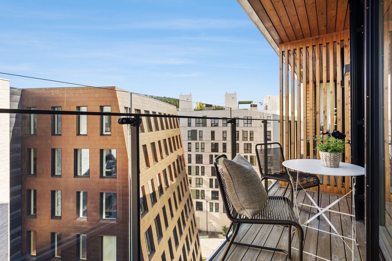 Fin balkong på 4 kvm med utgang fra stue og soverom. Sol fra tidlig morgen til ettermiddagen Galleribilde