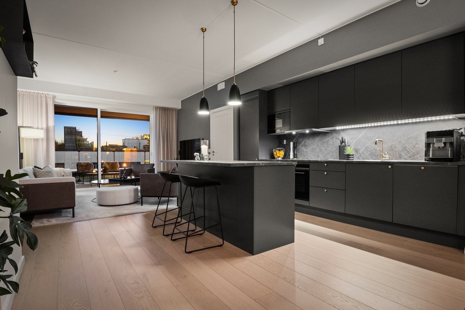 Særdeles lekker og romslig toppleilighet med takhøyde på nærmere 2.8 meter og meget god romfølelse Galleribilde