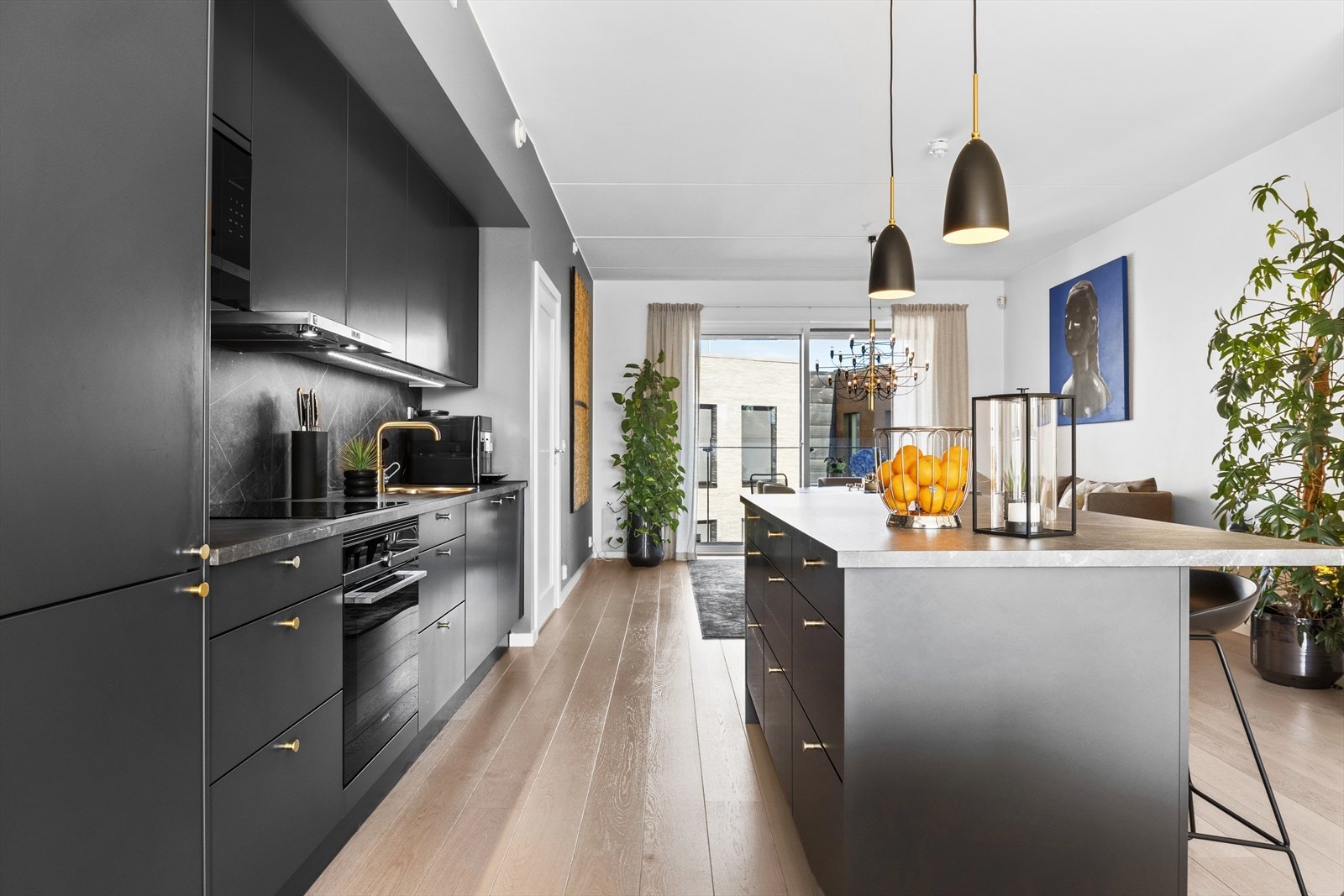 Den gode takhøyden gir leiligheten et eksklusivt og romslig preg Galleribilde