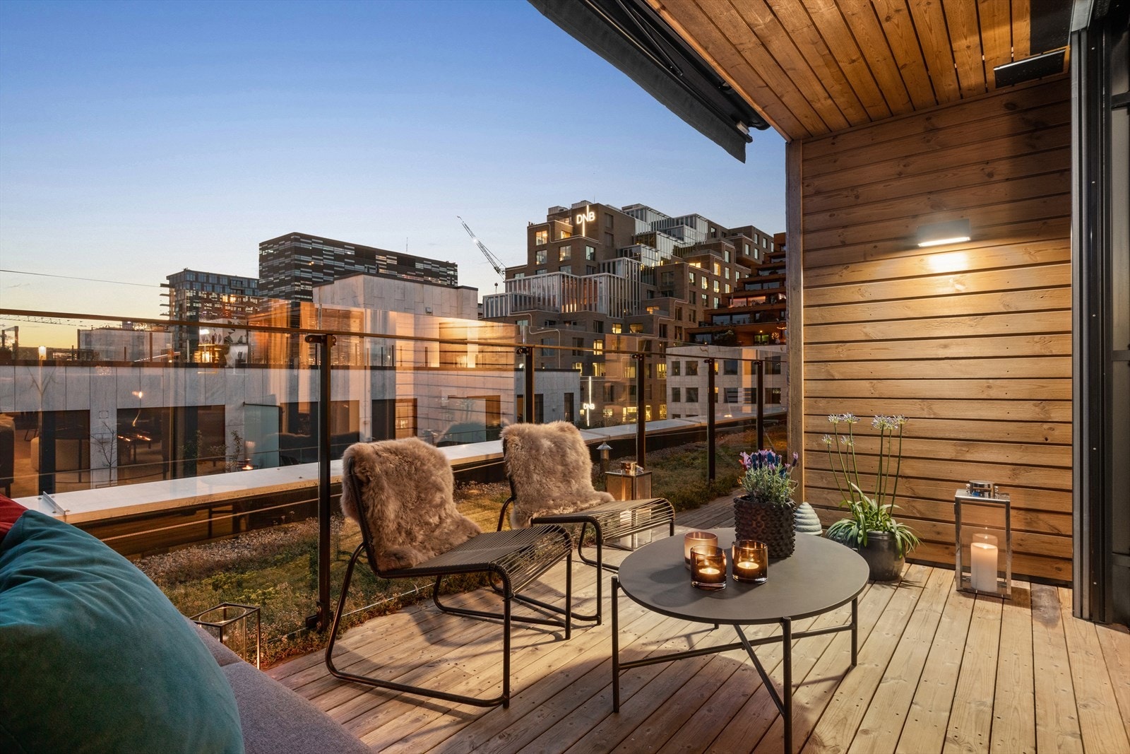 Terrassen er delvis overbygget med elektrisk markise, utebelysning og stikkontakter Galleribilde