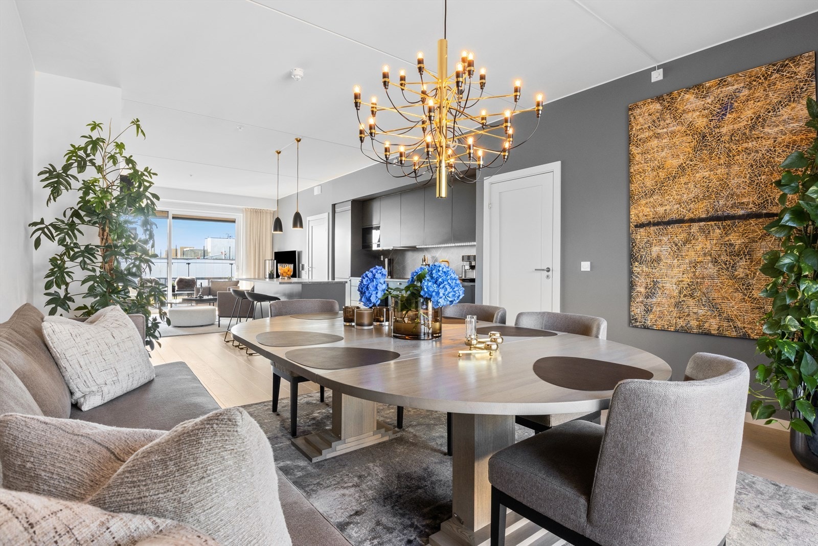 Eksklusiv og moderne toppleilighet med svært god takhøyde og flotte uteplasser på to sider Galleribilde