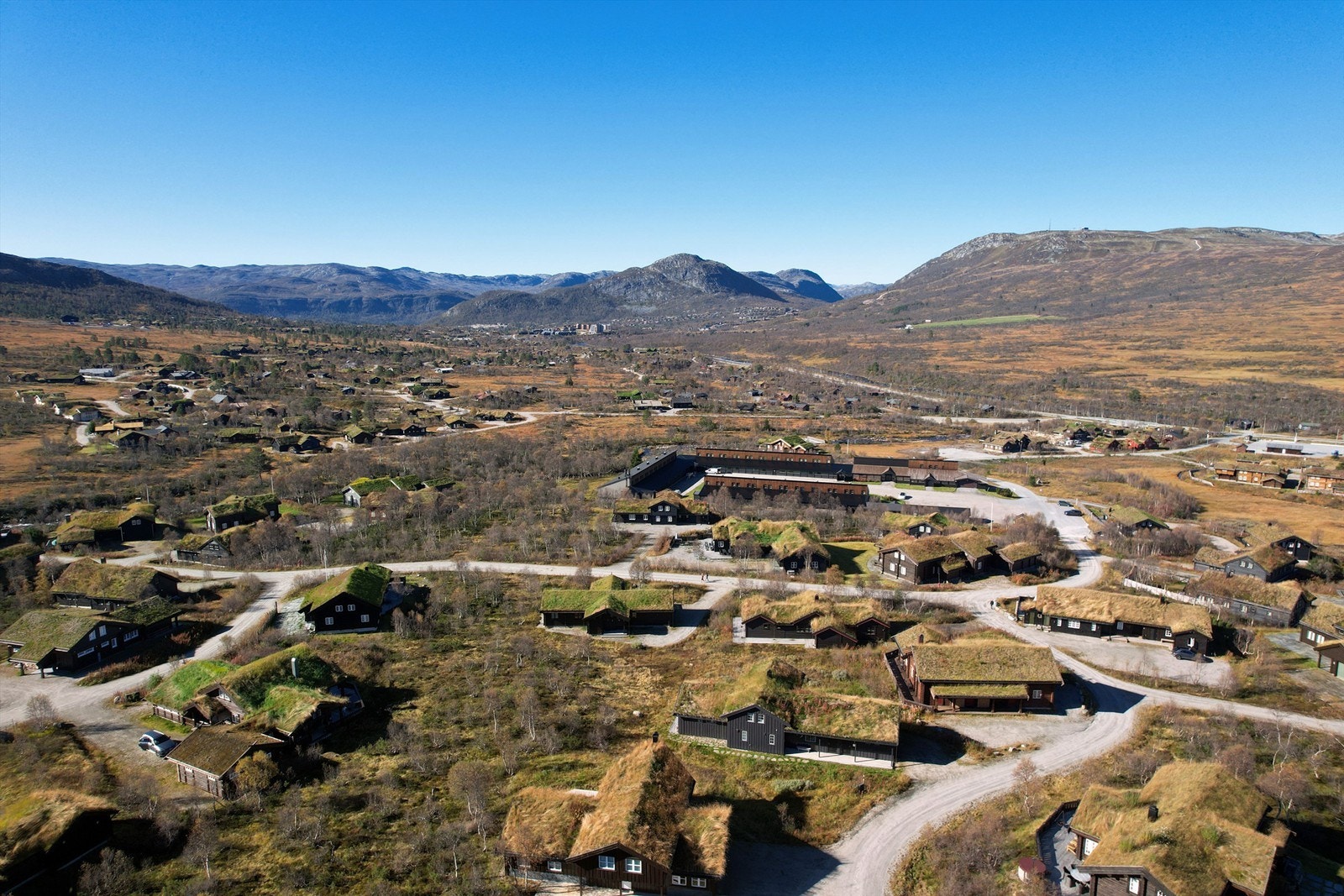 Nærheten til skisenteret til høyre og sentrum midt i bildet. Galleribilde
