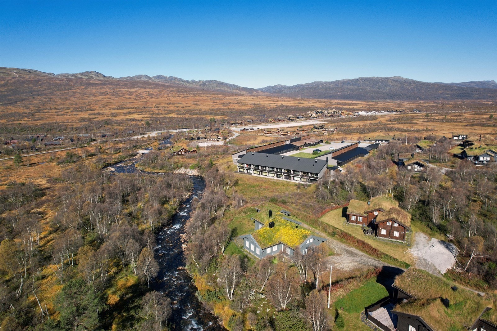 Hovden skisenter til venstre i bildet. Bademuligheter i bekken. Galleribilde