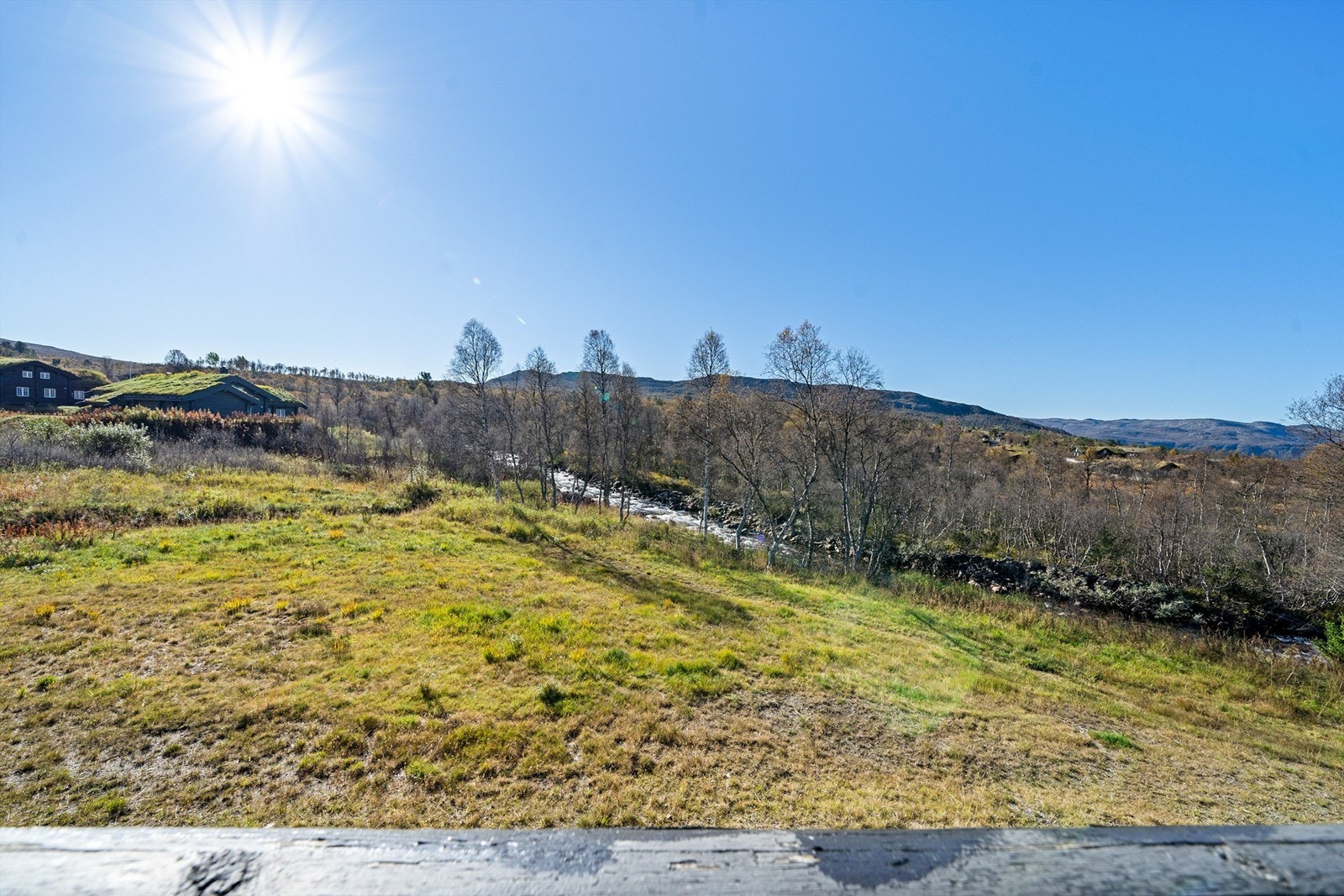Solrik veranda med utsikt mot Byrtemannsbekken og Hartevassnutane. Galleribilde
