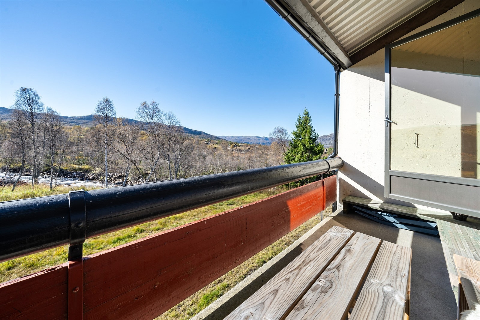 Solrik veranda med utsikt. Galleribilde