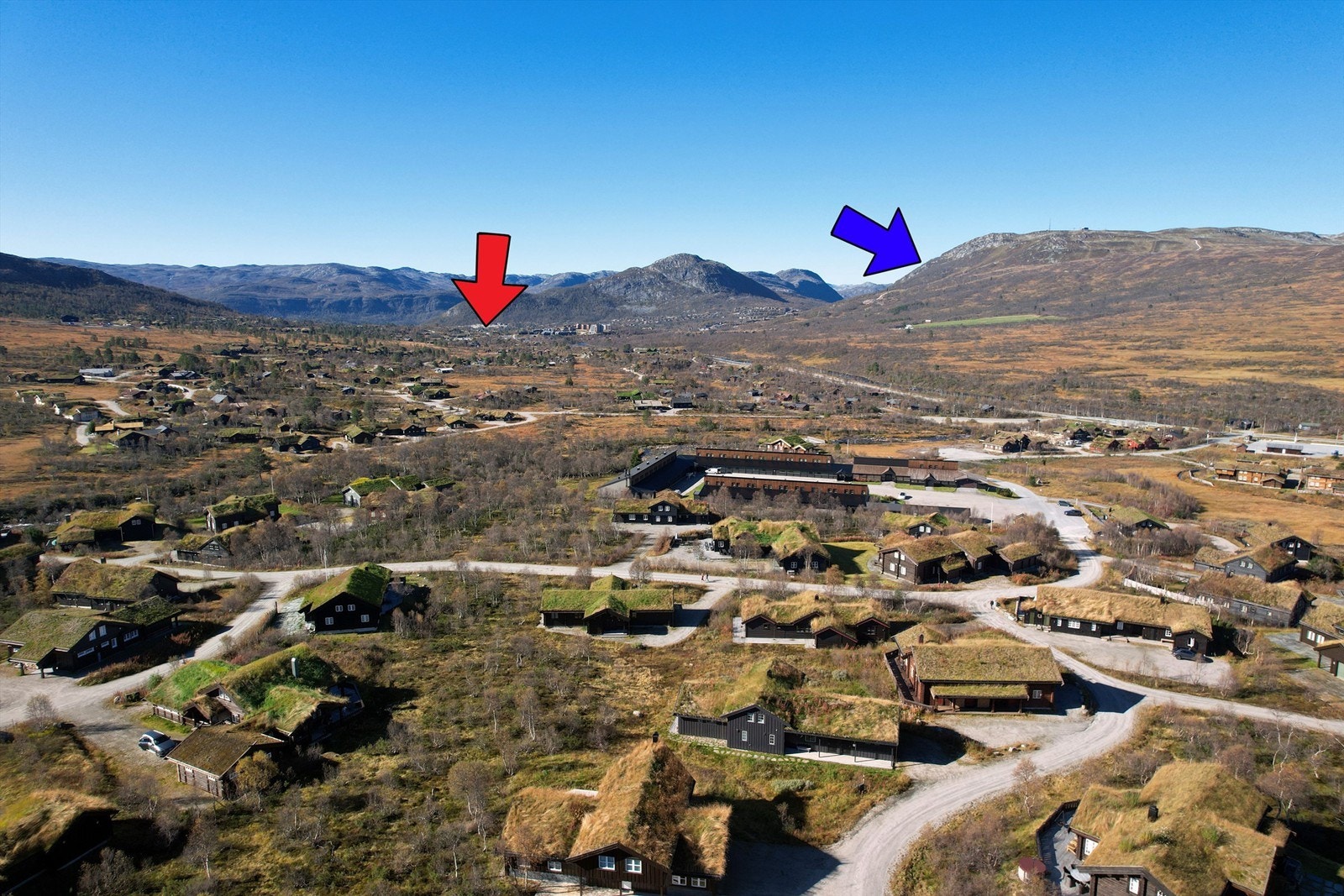 Skisenteret (blå pil). Sentrum (rød pil). Galleribilde