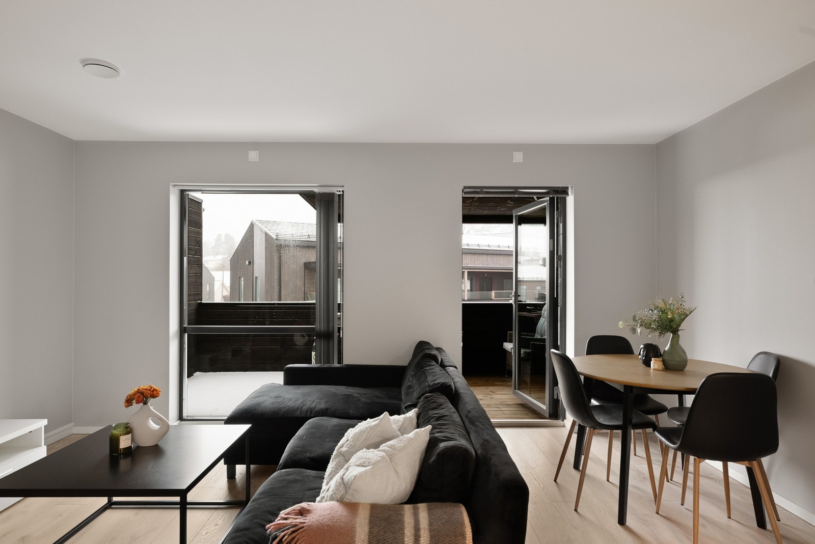 Fra stuen er det utgang til romslig og vestvendt veranda med gode solforhold. Galleribilde