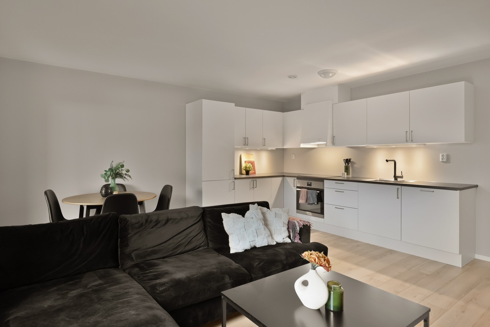 Åpen løsning mellom stue og kjøkken med plass til spisegruppe. Galleribilde