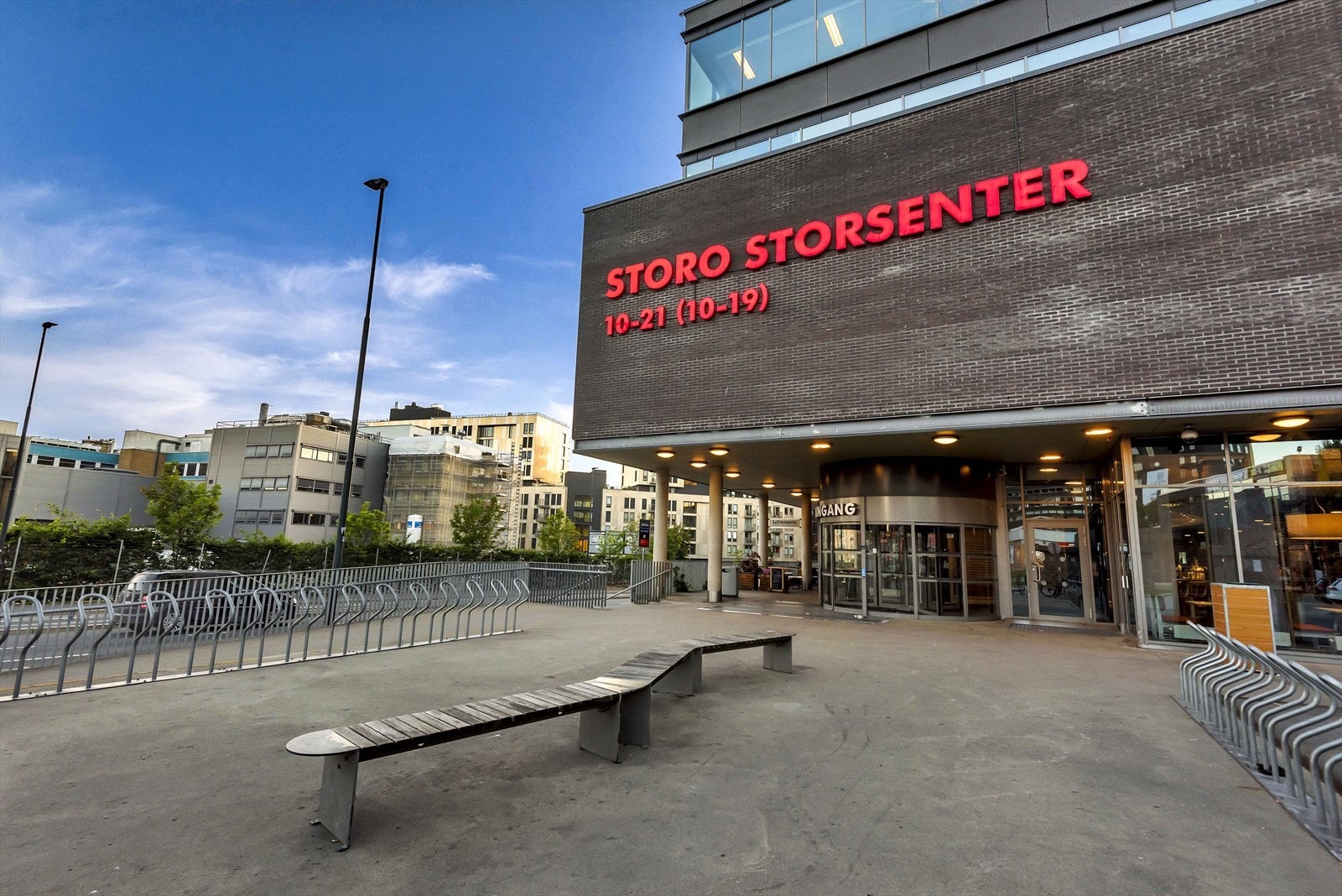 Storo Storsenter ligger kun ti minutter unna leiligheten og er Oslo største kjøpesenter med 140 butikker, serveringssteder og tjenester Galleribilde