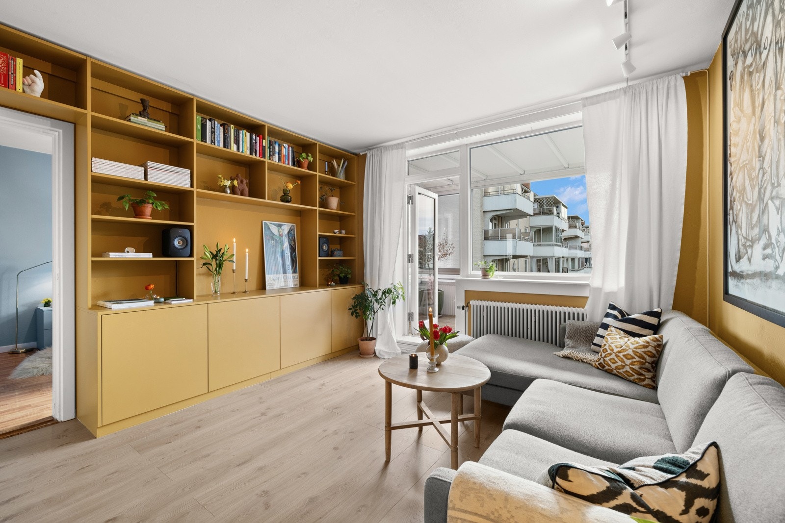 Leiligheten har store vinduer som slipper inn rikelig med naturlig lys. Galleribilde