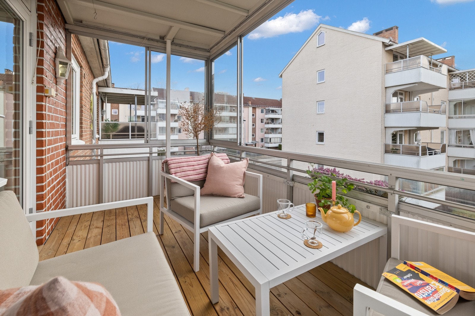 Innglasset balkong med gulvareal på ca. 8 m². Galleribilde