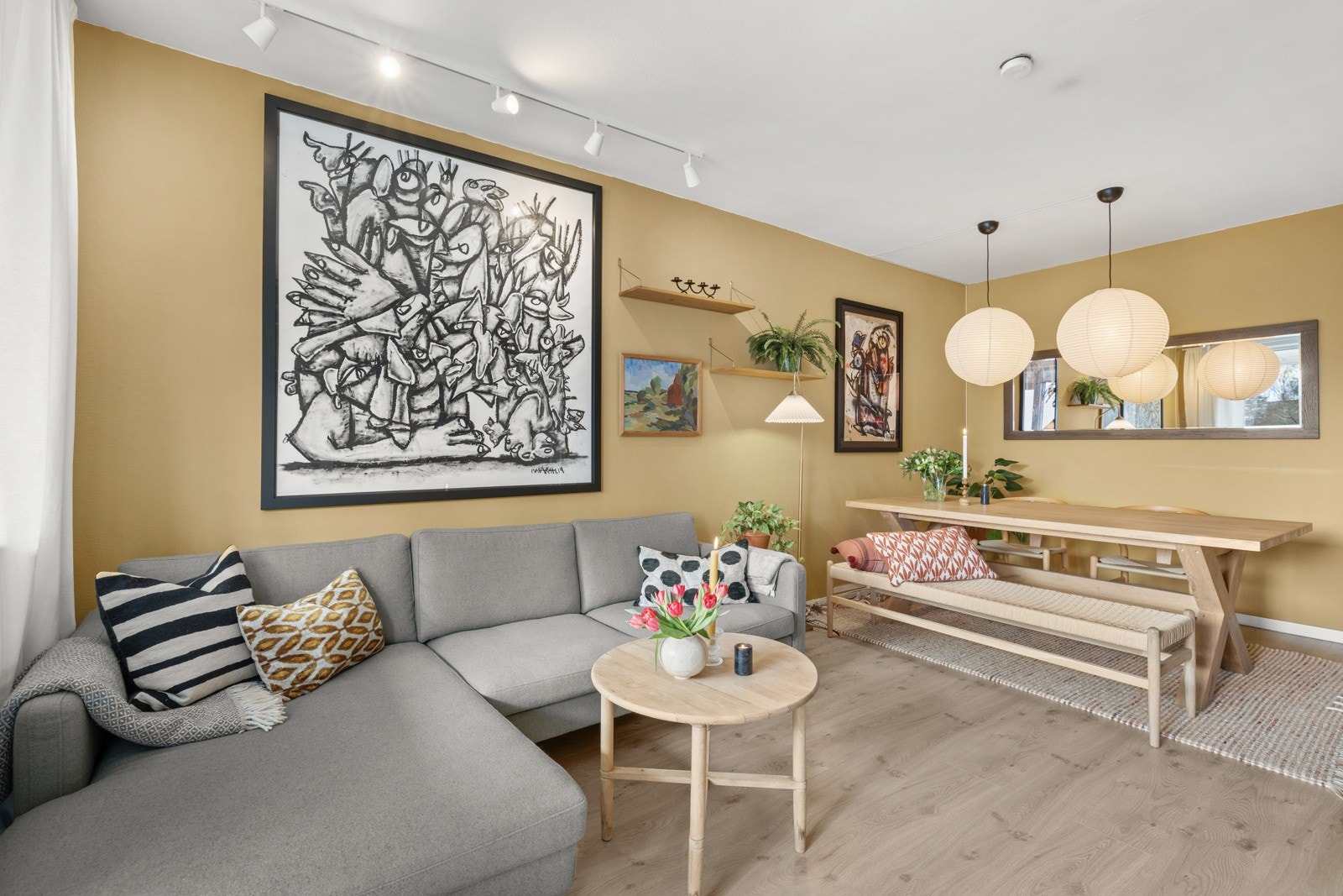 Her får du god plass til å innrede med en stor sofagruppe samt spisebord. Galleribilde